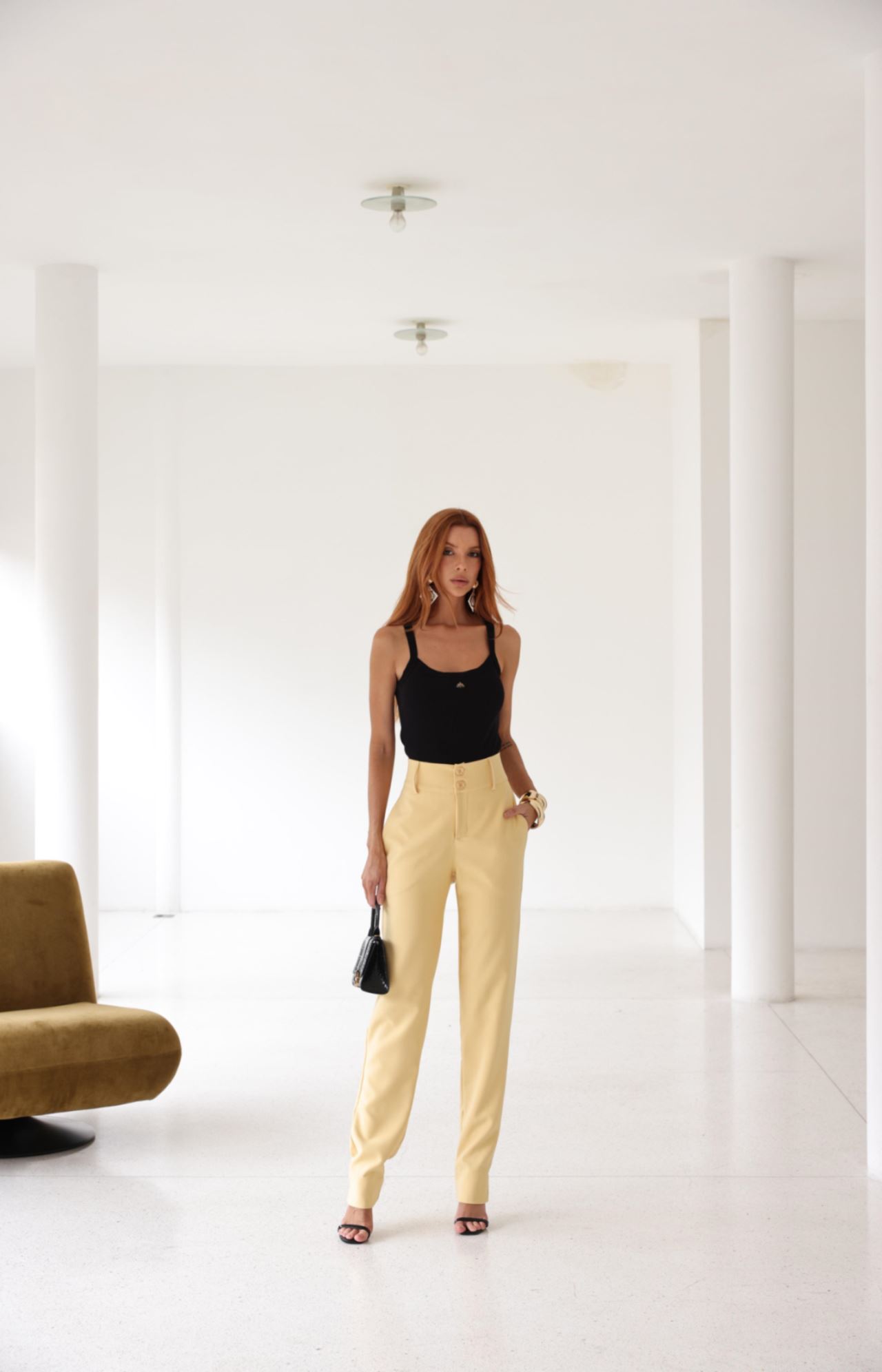 AMARELO